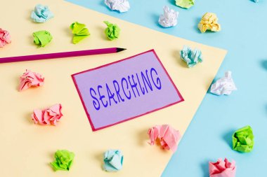 Araştırmayı gösteren kavramsal el yazısı. İş fotoğrafı metni Renkli buruşmuş kağıtları bulmak için dikkatlice ya da dikkatlice bakın boş mavi çamaşır tokası.