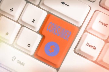 El yazısı metin tüketicisi. Konsept, imalatçılar tarafından satılan ekonomik mallardan faydalanan farklı renkli klavye anahtarı ve aksesuarlar boş fotokopi alanında düzenlenmiştir..