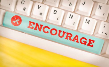 El yazısı metni Cesaret. Cesaret, ruh, umut, teşvik etmek ya da boş kopya alanına yerleştirilmiş aksesuarlarla farklı renkteki klavye anahtarını ikna etmek anlamında ilham vermek.