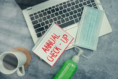 Yıllık kontrolleri gösteren bir not yazıyorum. Sağlık durumu değerlendirmesi için not defteri olan bir sağlık ekipmanı setiyle yıllık üreme sağlığı ziyareti..