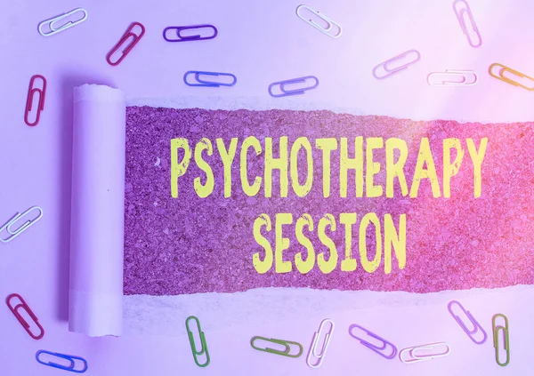 Word writing text Psychotherapy Session. Geschäftskonzept für Sitzungsreihe zur Behandlung psychischer Probleme Gerollte zerrissene Pappe vor einer klassischen Tischkulisse aus Holz platziert. — Stockfoto