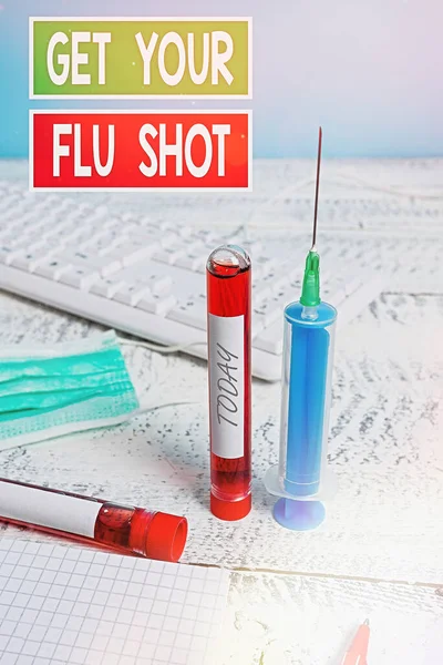 Slovo psaní textu Get Your Flu Shot. Obchodní koncept pro imunizaci se podává jednou ročně na ochranu proti chřipce Extrahovaný vzorek injekční lahvičky s lékařským příslušenstvím připraven k vyšetření. — Stock fotografie