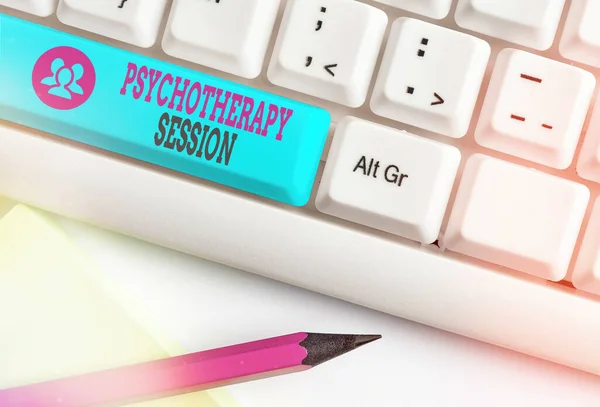 単語の執筆テキスト精神療法のセッション。精神衛生上の問題を治療するための一連の会議のビジネスコンセプト空のコピースペースに配置されたアクセサリーと異なる色のキーボードキー. — ストック写真
