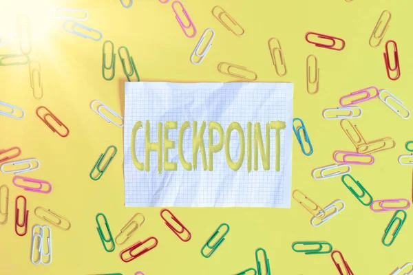 Ordskrivning text Checkpoint. Affärsidé för bemannad entré, där resenärer är föremål för säkerhetskontroller Platt låg ovanför tomt papper med kopieringsutrymme och färgade gem. — Stockfoto
