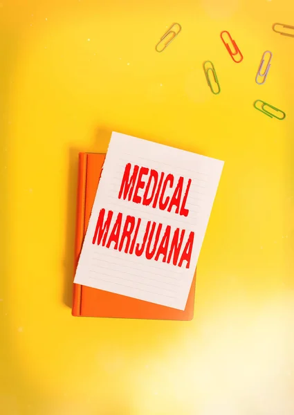 Textskylt med medicinsk Marijuana. Konceptuell bild endast tillgänglig på recept och används för att behandla sjukdom Pappersklipp med tomma papper för textmeddelanden. — Stockfoto