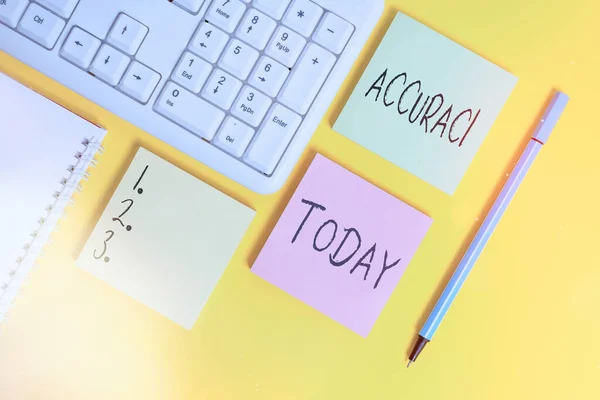 Conceptuele handschrift toont nauwkeurigheid. Zakelijke foto showcasing mate van overeenstemming van een maatregel met een standaard of een echte waarde Lege papieren met kopieerruimte op gele achtergrond tafel. — Stockfoto