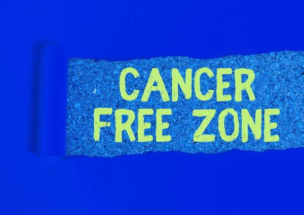 Píšu poznámku o zóně bez rakoviny. Obchodní fotografie s podporou pacientů s rakovinou a zvyšování povědomí o rakovině Rolled roztržený karton nad dřevěný klasický stůl. — Stock fotografie