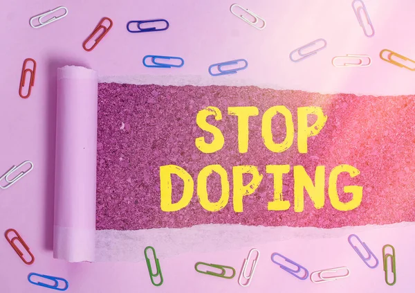 문자는 Stop Doping 을 뜻 한다. 금지 된 운동 선수의 사용을 중지하는 사업 개념롤 리치찢어진 판지를 나무로 된 고전적 인 테이블 배경 위에 놓음. — 스톡 사진