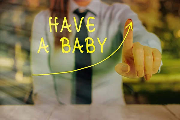 Концептуальный почерк, показывающий Have A Baby. Текст бизнес-фото Родители ожидают или собираются завести новорожденного ребенка Цифровая кривая стрелы, обозначающая концепцию развития. — стоковое фото