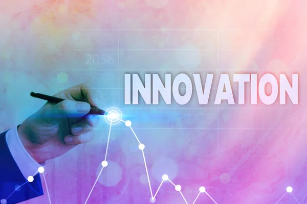 Az innovációt bemutató feljegyzés. Üzleti fotó bemutatja a jobb megoldások alkalmazását, amelyek megfelelnek az új követelményeknek Nyíl szimbólum felfelé megy, amely jelentős teljesítményt. — Stock Fotó