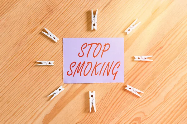 テキストの手書き停止喫煙。タバコの喫煙を中止または中止するプロセスを意味する概念色の布紙空のリマインダ木製の床背景オフィス. — ストック写真