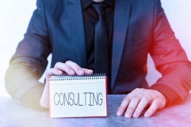 Danışmanlığı gösteren kavramsal el yazısı. İş fotoğrafçılığı, iş konularında uzman tavsiyesi verme işi. Model, fikir yazmak için farklı renk notlarını görüntüler..