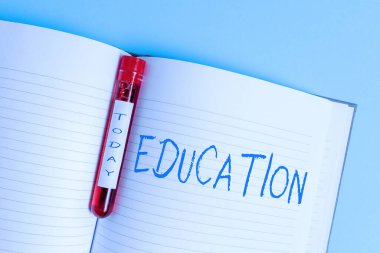 Eğitimi gösteren bir not yazıyorum. Eğitimli kan örneği tüpü tıbbi aksesuarlarının incelenmesi sonucu ortaya çıkan iş fotoğrafı bilgileri incelenmeye hazır.