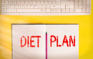 El yazısı diyet planı. Belirli bir ağırlık elde etmek için yemek miktarı kavramı planlanır. Not defterinde sarı arkaplan üzerinde klavye ile kopyalama alanı.