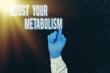 Kelime yazma metni metabolizmanı güçlendirir. Vücut süreci için iş konsepti, gıdalardan enerji elde etmek ve yakmak için kullanılır. Üzerinde tıbbi eldivenler olan boş kağıt aksesuar aksesuarları sergilenir..