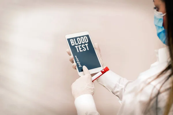Sinal de texto a mostrar o teste de sangue. Foto conceitual Amostra de sangue extraída de um organismo para perfom uma análise laboratorial Frasco de amostra de sangue extraído com a mais recente tecnologia pronta para exame . — Fotografia de Stock
