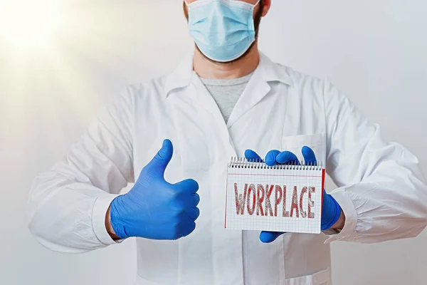 Escrita de mão conceitual mostrando Workplace. Lugar de texto de foto de negócios, como uma loja ou fábrica, onde o trabalho é feito por funcionários Técnico de laboratório com papel adesivo Smartphone . — Fotografia de Stock