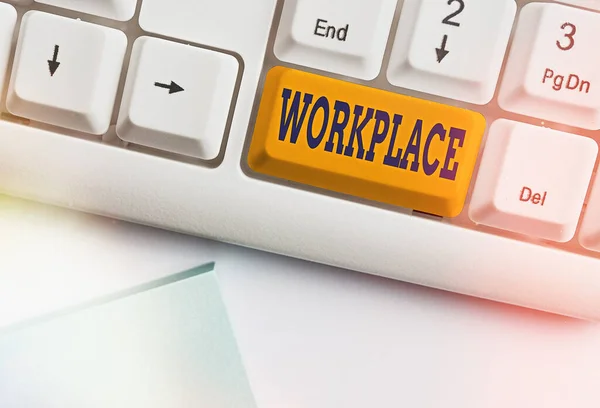 Signo de texto que muestra Workplace. Lugar de la foto conceptual, como una tienda o fábrica donde el trabajo es hecho por los empleados Tecla de diferentes colores con accesorios dispuestos en el espacio de copia vacío . —  Fotos de Stock