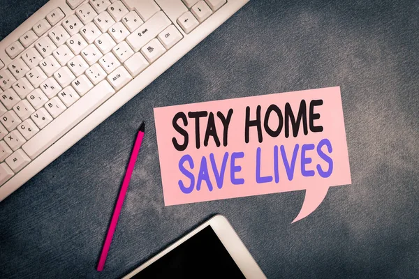 Χειρόγραφο κείμενο γραφής Stay Home Save Lives. Έννοια που σημαίνει μείωση του αριθμού των ασθενών που έχουν μολυνθεί με το να μην αφήνει το σπίτι Αξεσουάρ χαρτί με ψηφιακό smartphone τοποθετημένα σε διαφορετικό φόντο — Φωτογραφία Αρχείου
