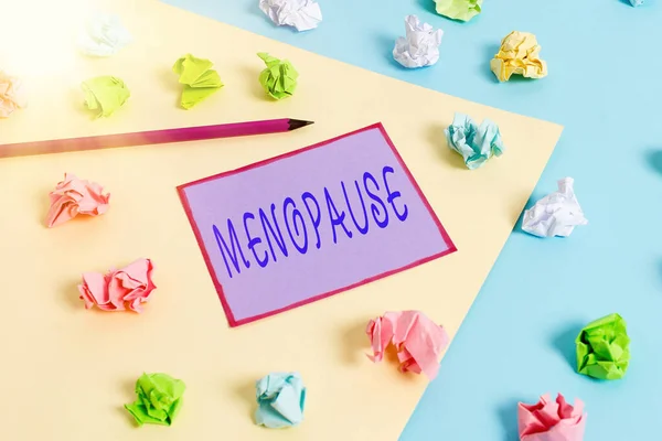 Escritura manual conceptual que muestra la menopausia. Texto de la foto de negocios cesación natural de la menstruación que generalmente se produce alrededor de 45 Papeles arrugados de colores vacía recordatorio azul amarillo pinza de ropa . —  Fotos de Stock