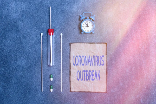 Coronavirus Outbreak 를 보여 주는 콘셉트 손 글씨. 새로 발견 된 COVID19 건강 진단을 위한 의료 장비 세트 의 COVID19. — 스톡 사진