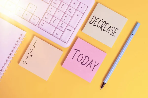 Escritura manual conceptual mostrando Disminución. Foto de negocios mostrando el proceso de crecimiento progresivamente menor en tamaño, cantidad, etc. Papeles vacíos con espacio de copia en la tabla de fondo amarillo . — Foto de Stock