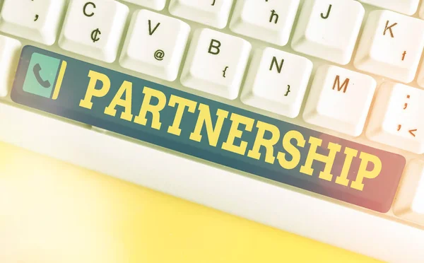 Scrittura concettuale a mano che mostra Partnership. Business photo text rapporto giuridico tra due o più committenti in azienda Tastiera colorata con accessori disposti su spazio vuoto. — Foto Stock