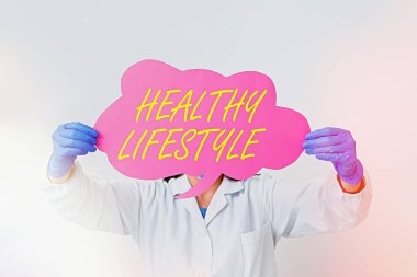 Sağlıklı yaşam tarzını gösteren kavramsal el yazısı. Ciddi şekilde hasta olma riskini azaltan iş fotoğrafı metni yaşam tarzı. Laboratuvar teknisyeni boş kağıt aksesuarları, akıllı telefon..
