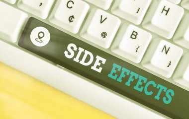 Kelime Yazma Yan Efektleri. Bir uyuşturucu veya tıbbi tedavinin tipik olarak istenmeyen etkileri için iş konsepti boş kopya alanına aksesuarlar yerleştirilmiş farklı renkli klavye anahtarı.