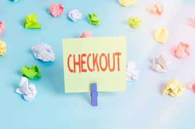 Kelime yazma metni kontrol edildi. Performans için bir şeyi inceleme ve test etme konsepti Renkli buruşuk kağıtlar boş hatırlatıcı mavi zemin çamaşır mandalı.