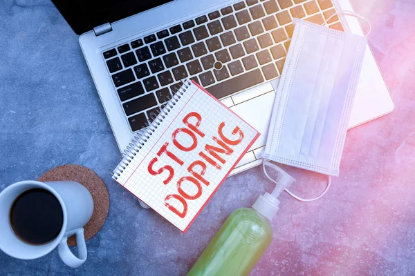 Nota di scrittura che mostra Stop Doping. Business photo showcase smettere l'uso di vietati farmaci per migliorare le prestazioni atleticheSet di attrezzature mediche con blocco note per la valutazione delle condizioni di salute. — Foto Stock