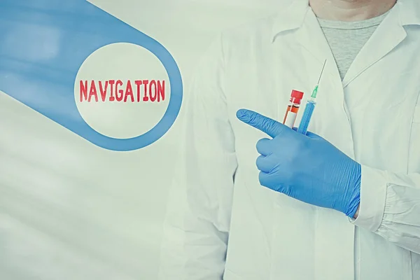 Signe texte montrant Navigation. Photo conceptuelle vérifiant avec précision sa position planification en suivant un itinéraire Affichage vide autocollant papier accessoires Smartphone avec des gants médicaux sur. — Photo