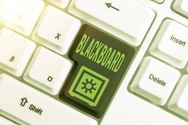 Karatahtayı gösteren bir işaret. Kavramsal fotoğraf sert pürüzsüz genellikle karanlık yüzey özellikle bir sınıfta kullanılan farklı renkli klavye anahtarı ve aksesuarlar boş kopya alanı üzerinde düzenlenmiş.