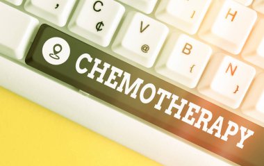 Kelime yazma kemoterapisi. Kimyasal maddeler kullanılarak hastalığın tedavisi için farklı renklerde klavye anahtarı ve aksesuarlar boş fotokopi alanında düzenlenmiştir..