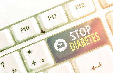 Stop Diabetes 'i gösteren bir not yazıyorum. İş fotoğrafı gösterimi, kan rengi klavye anahtarındaki yüksek glikoz seviyesinin boş fotokopi alanındaki aksesuarlarla düzenlenmesini engeller.