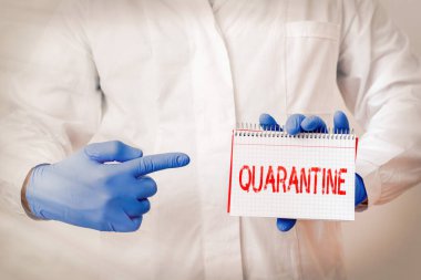 Karantina 'yı gösteren bir not yazıyorum. Çıkartma Kağıt Ukalası Smartphone 'u kullanan bir kişinin faaliyetlerine veya mal laboratuvar teknisyeninin nakliyesine kısıtlama getiren iş fotoğrafı.