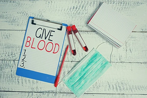Escritura a mano conceptual que muestra Give Blood. Foto comercial que muestra a un individuo voluntariamente tiene sangre extraída y utilizada para transfusiones Muestra de sangre vial accesorios médicos listos para su examen . — Foto de Stock