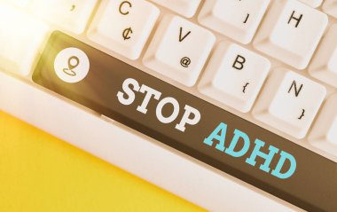 Kelime yazma metni Adhd dur. Bir çocuğun beynini ve davranışlarını etkileyen bir hastalığın tedavisinde kullanılan iş konsepti. Boş kopya alanına yerleştirilmiş aksesuarlarla farklı renklerde klavye anahtarı..