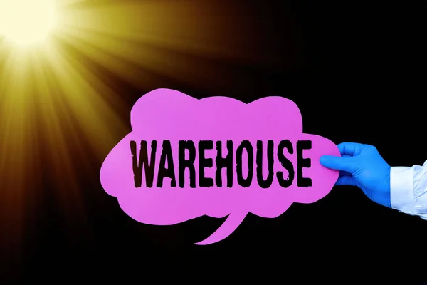 Warehouse 라는 이름의 문자를 쓴다. 개념이의 미하는 구조나 상품의 저장을 위한 공간 또는 빈 스티커 용지 액세서리 스마트 폰 With Medical Gloves On. — 스톡 사진