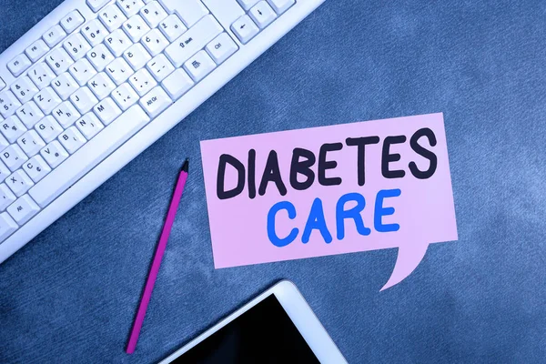 Handstil text skriva Diabetes Care. Begreppet mening förebygga eller behandla komplikationer som kan uppstå till följd av sjukdomen Papperstillbehör med digital smartphone arrangeras på olika bakgrund. — Stockfoto