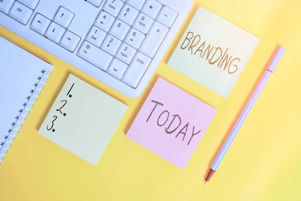 Escritura manual conceptual mostrando Branding. Foto de negocios que muestra la promoción de un producto o servicio de una marca en particular Papeles vacíos con espacio de copia en la mesa de fondo amarillo . — Foto de Stock