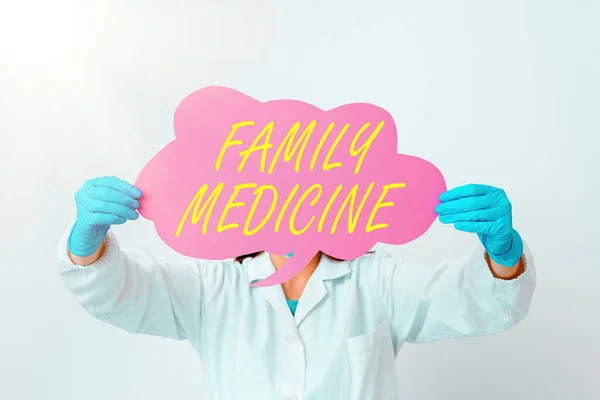 "Conceptual hand writing showing Family Medicine. Texte photo d'affaires soins de santé complets pour la personne et la famille Technicien de laboratoire avec accessoires en papier vides smartphone. — Photo