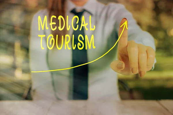 Conceptuele handschrift toont medisch toerisme. Business foto tekst reizen naar een ander land op zoek naar medische zorg Digitale pijlpunt curve die groei ontwikkeling concept. — Stockfoto