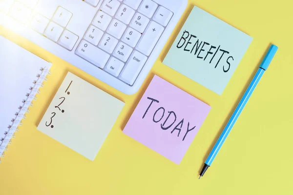 Conceptual hand writing showing Benefits. Business photo showcasing produces helpful results or effects that promote wellbeing Empty papers with copy space on yellow background table. — Stock Photo, Image