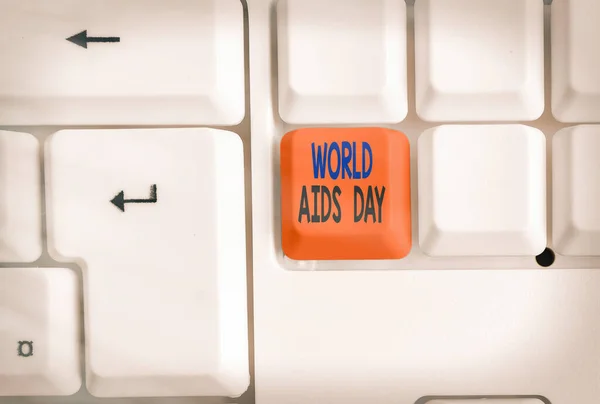 Text skylt som visar Världsaidsdagen. Konceptuell foto en internationell dag för att öka medvetenheten om AIDS pandemi Olika färgade tangentbord nyckel med tillbehör arrangerade på tom kopia utrymme. — Stockfoto
