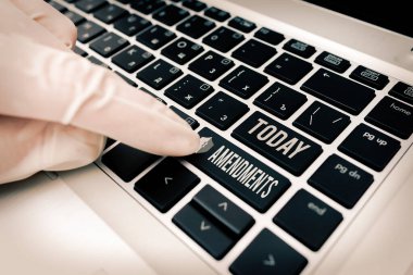 Değişiklikleri gösteren kavramsal el yazısı. Bir yasa veya belgeyi parlamentoya göre değiştirme amaçlı iş fotoğrafı metni. Kan örneği şişesi incelemeye hazır..