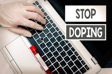Mesajda Doping 'i Durdurun yazıyor. Kavramsal fotoğraf yasaklanmış atletik performans artırıcı ilaçların kullanımını bıraktı. Alınan kan örneği şişesi son teknoloji incelemeye hazır..