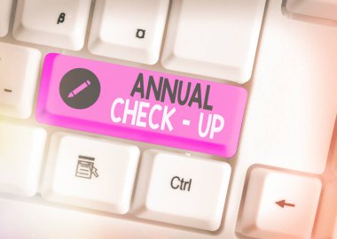 Yıllık kontrolleri gösteren metin işareti. Bir sağlık hizmeti sağlayıcısına yıllık konsept üreme sağlık ziyareti. Aksesuarlar boş fotokopi alanına yerleştirilmiş farklı renkli klavye anahtarı..