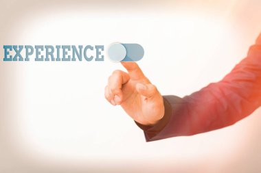 Tecrübeyi gösteren bir not yazıyorum. İş fotoğraflarında bireysel olarak karşılaştığı, geçirdiği ya da yaşadığı bir şey, el ile yön bulma sürecinin gelişimini sembolize ediyor..