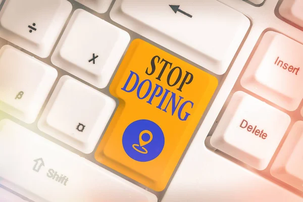 Scrittura concettuale a mano che mostra Stop Doping. Testo della foto aziendale uscire dall'uso di farmaci vietati per migliorare le prestazioni atletiche Tastiera colorata con accessori disposti su spazio vuoto. — Foto Stock